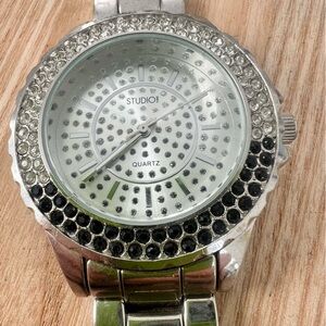 Studio time ladies silver tone crystal accented watch NEW BATTERY